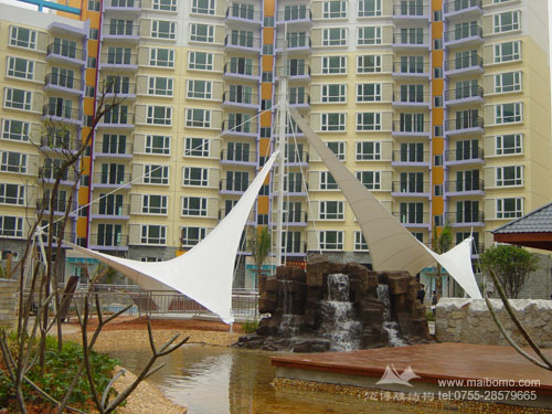 小區(qū)湖邊張拉膜結(jié)構(gòu)